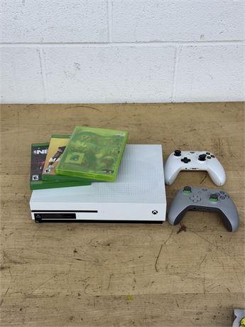 XBOX One S, Controllers & Games