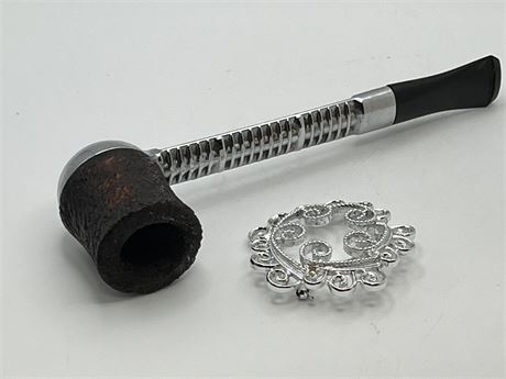 Vintage pipe and brooch lot