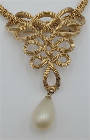 Vintage trifari gold tone necklace/pendant faux Pearl