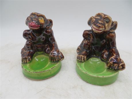 2 Monkey Pipe Holders