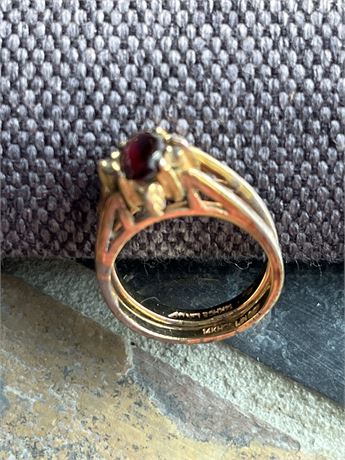 9ct gold garnet ring