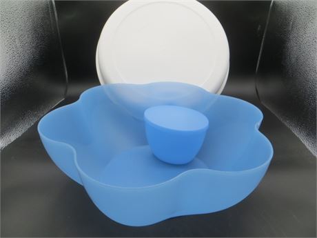 NEW VINTAGE TUPPERWARE DIVIDED LARGE SERVING TRAY & LARGE BLUE SCALLOPED SHAPED