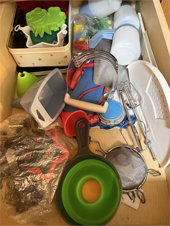 Cookie Cutters, Pastry Utensil & Dough Presses