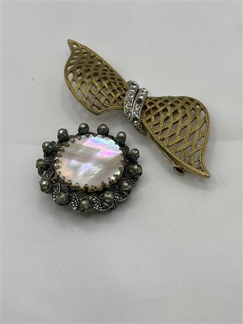Bowtie with rhinestone and enameled pearl brooch lot