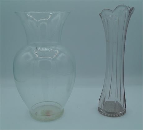 Lot of 2 glass vases