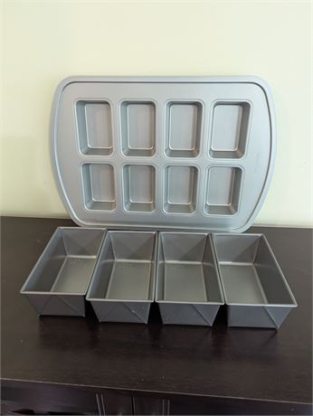 Lot - 1 loaf baking pan pampered chef + 4 small Chicago loaf pans