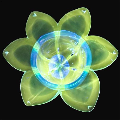 Vintage Murano UV-Reactive Hand-Blown Art Glass Flower Cup
