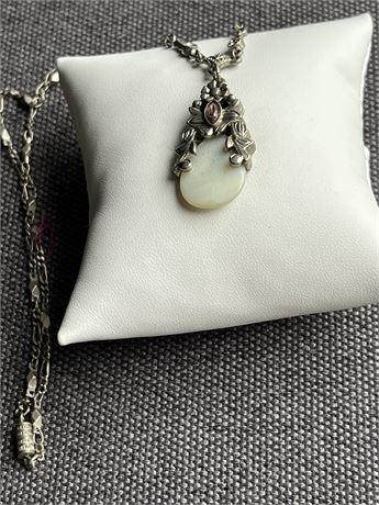 Silvertone 70,s pendant necklace