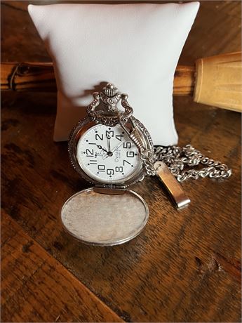 Collectibles detail quartz pocket watch with chain