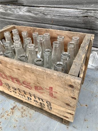1959 Sunset Bottling Co Cleveland OH Wood Crate & 22 Glass Bottles