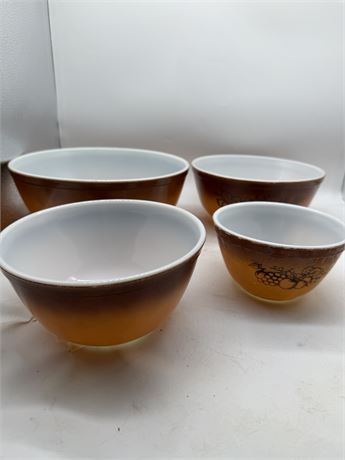 Set of Pyrex Mixing Bowls "Old Orchard Fruit"