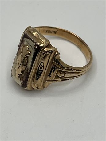 1952. 10  kt gold class ring