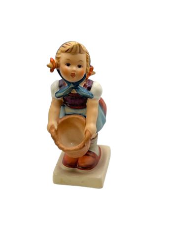 Girl with a large basket, Hummel