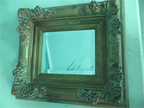 Very Fance Gold Framed Mirror in 3-Dimensional Frame