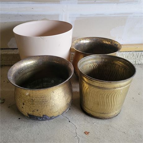 Brass / Plastic Pots