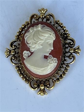 Goldtone Avon cameo brooch