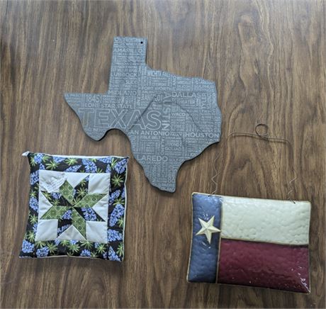 Lot Texas Themed Decorative Items - Serving Board, Metal Wall Hanging, Spice Mat