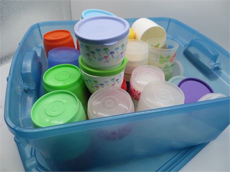 NEW VINTAGE TUPPERWARE TOTE OF SNACK CUPS