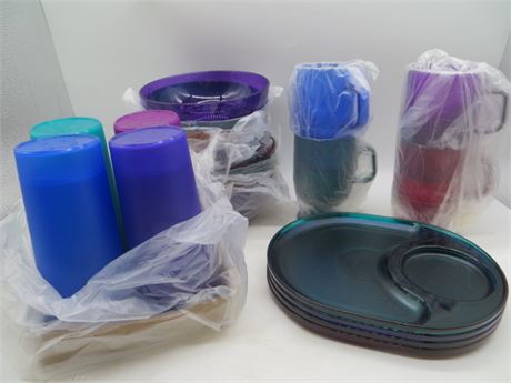 NEW VINTAGE TUPPERWARE LUNCHEON SET, TUMBLERS, CUPS & BOWLS