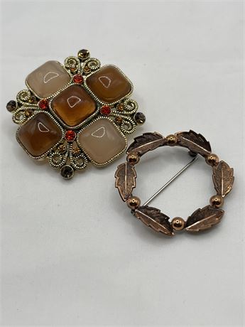 Signed and unsigned brooch lot