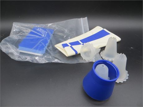 NEW VINTAGE TUPPERWARE 7 CAKE DECORATORS & BAKING PIPING BAG SET