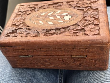 Wood carved with lid box