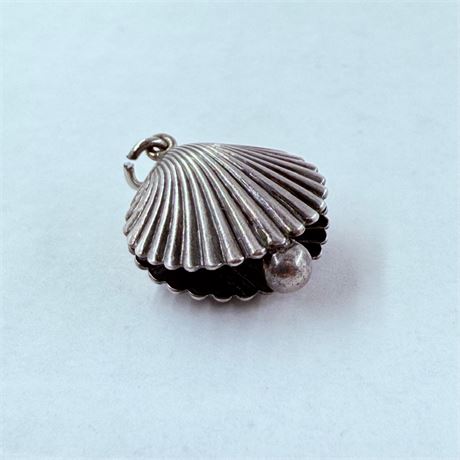 3.7g Sterling Clam Charm / Pendant