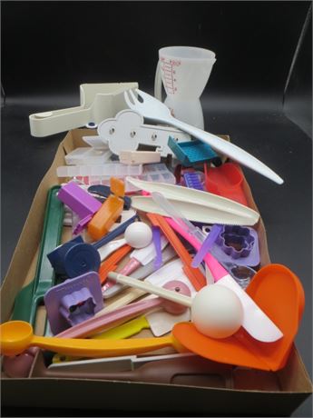 NEW VINTAGE TUPPERWARE BOX LOT MEASURING CUPS, PIE CUTTER, SPATULAS