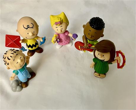 Collectible Charlie Brown figures lot