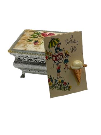 Small flower, plastic trinket box and mini birthday gift Vintage Commodore ori