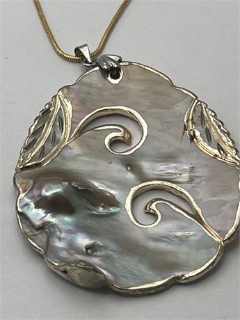 Silver shell pendant necklace