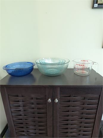Lot Pyrex Glass Kitchenware - Bowls, Measuring Cup