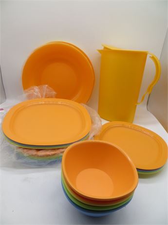 NEW VINTAGE TUPPERWARE 4 IMPRESSIONS DOUBLE PLATES, 12 LUNCHEON PLATES,