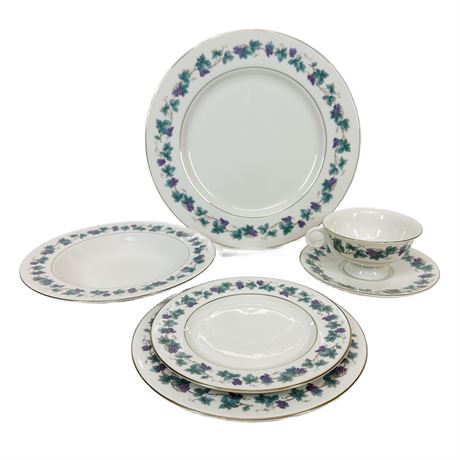 Theodore Havilland Arbor China Set