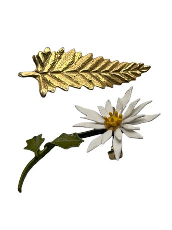 Daisey and gold leaf brooch lot