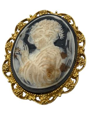 Gold guilt  cameo brooch