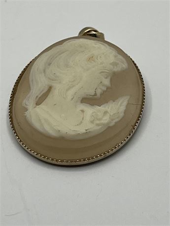 Vintage goldtone cameo brooch