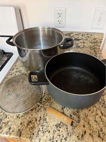 2 Stock Pots, Sieve & Strainer