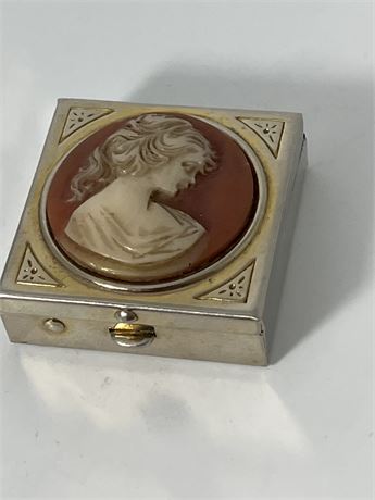 Cameo on goldtone pillbox