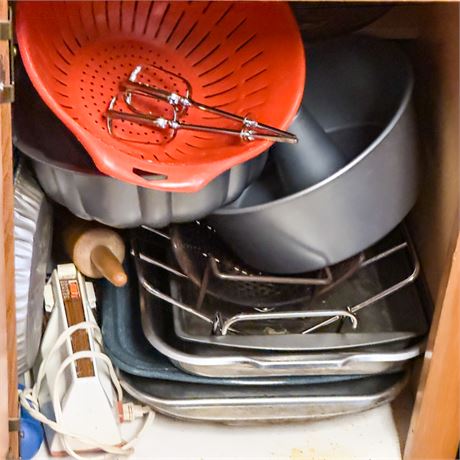 Kitchen Cupboard Lot: Baking Pans & Electric Mixer