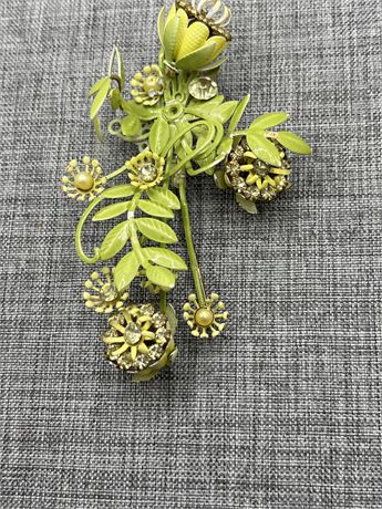 Green and yellow metal and rhinestone flowers brooch