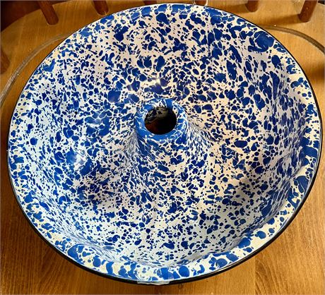 Spatterware blue and white bunt pan