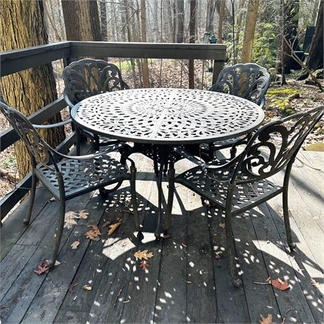 Cast Aluminum Patio Table w 4 Chairs