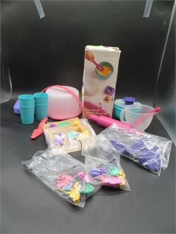 NEW VINTAGE TUPPERWARE MINILUNCHEON SET, CHILD'S MIXING SET, 8 SETS ANIMAL PINS