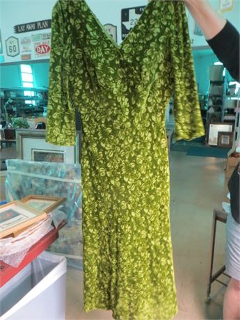 Flocked Fabric Floral Green Dress Full Length By Closing Point