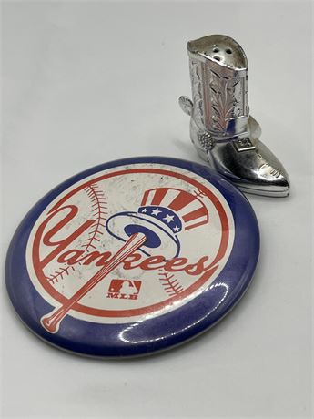 Yankees badge in metal boot salt shaker lot