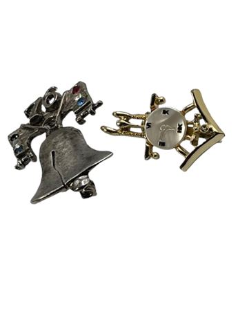 Boat and birdhouse brooch lot