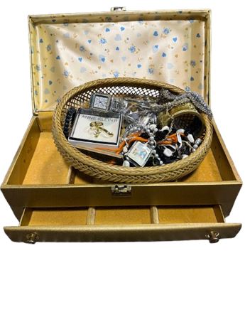 Jewelry box with jewelry lot