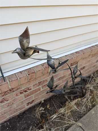 Metal Bird Yard Ornament