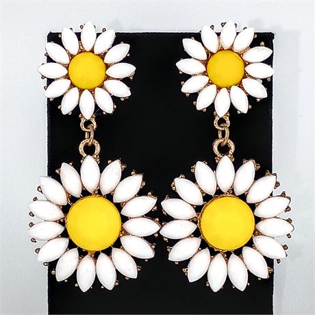 Vintage-Style Daisy Drop Earrings – White Petals & Bright Yellow Centers